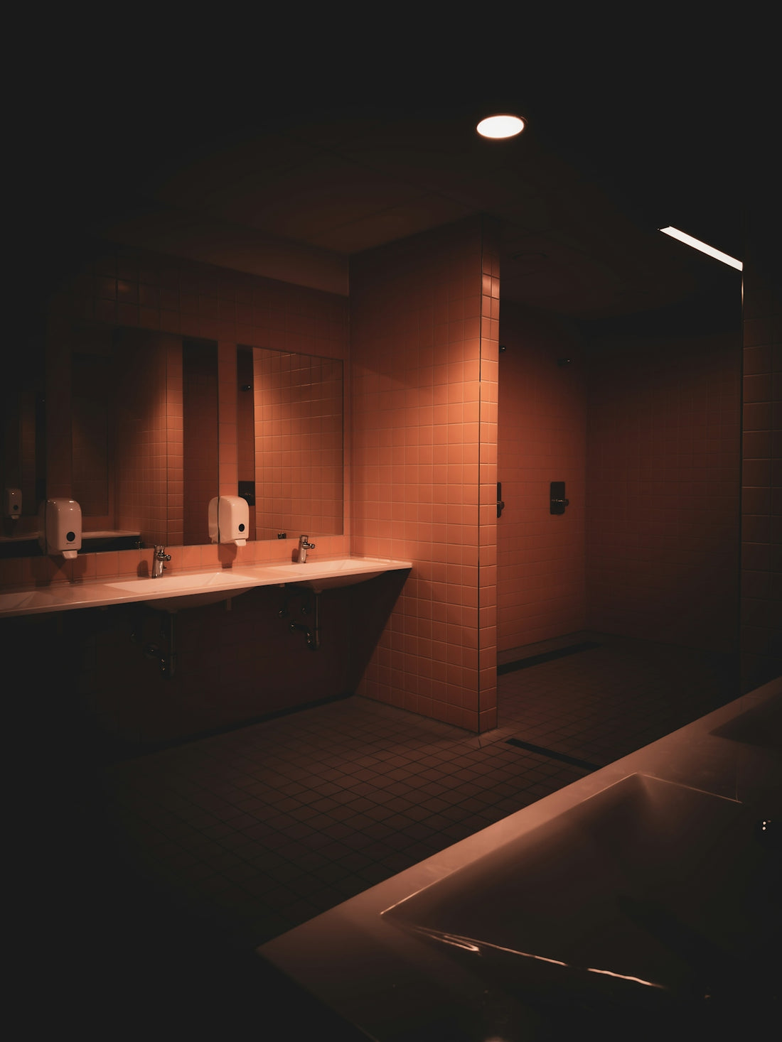 Modern bathroom with sinks and mirrors